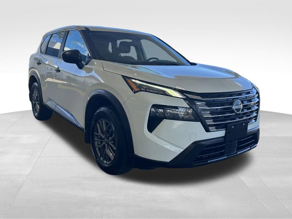 Used 2024 Nissan Rogue S AWD/4WD image 2