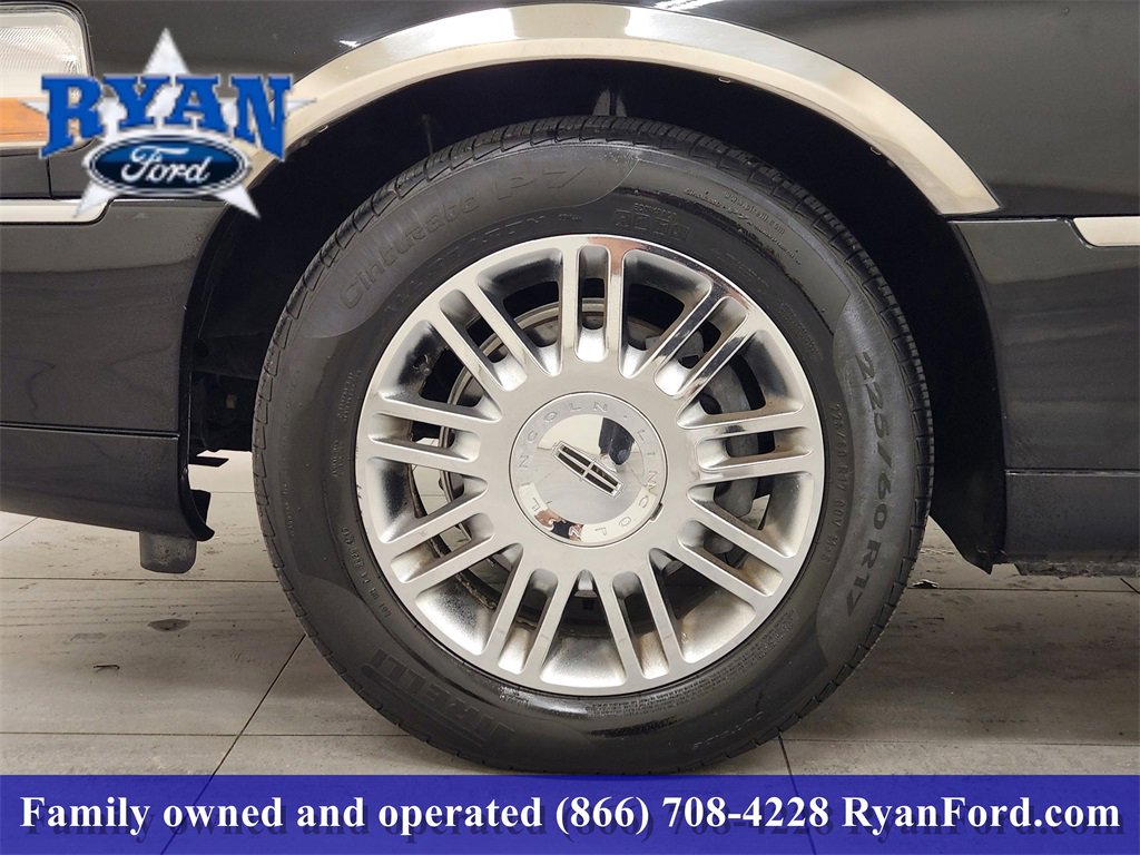 Used 2008 Lincoln Town Car Signature Limited image 7
