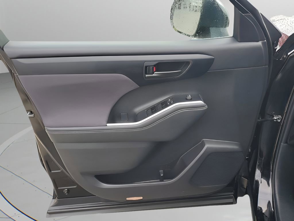 Used 2025 Toyota Highlander LE image 27