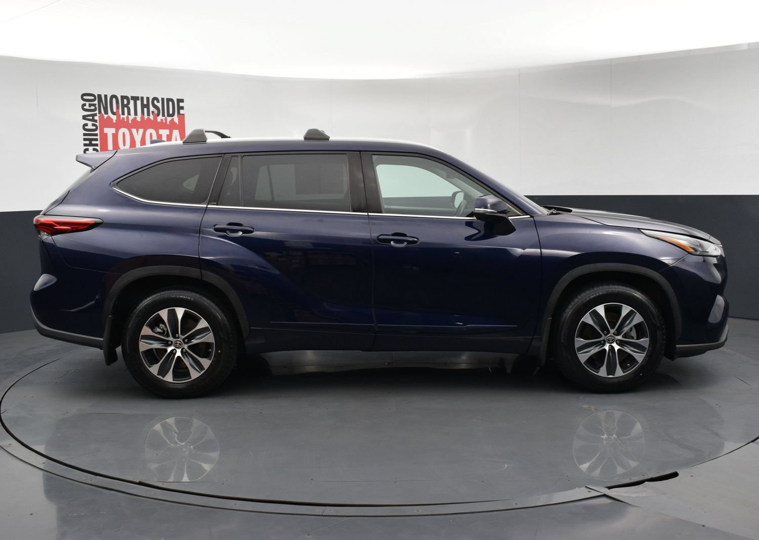 Used 2022 Toyota Highlander XLE AWD/4WD image 5