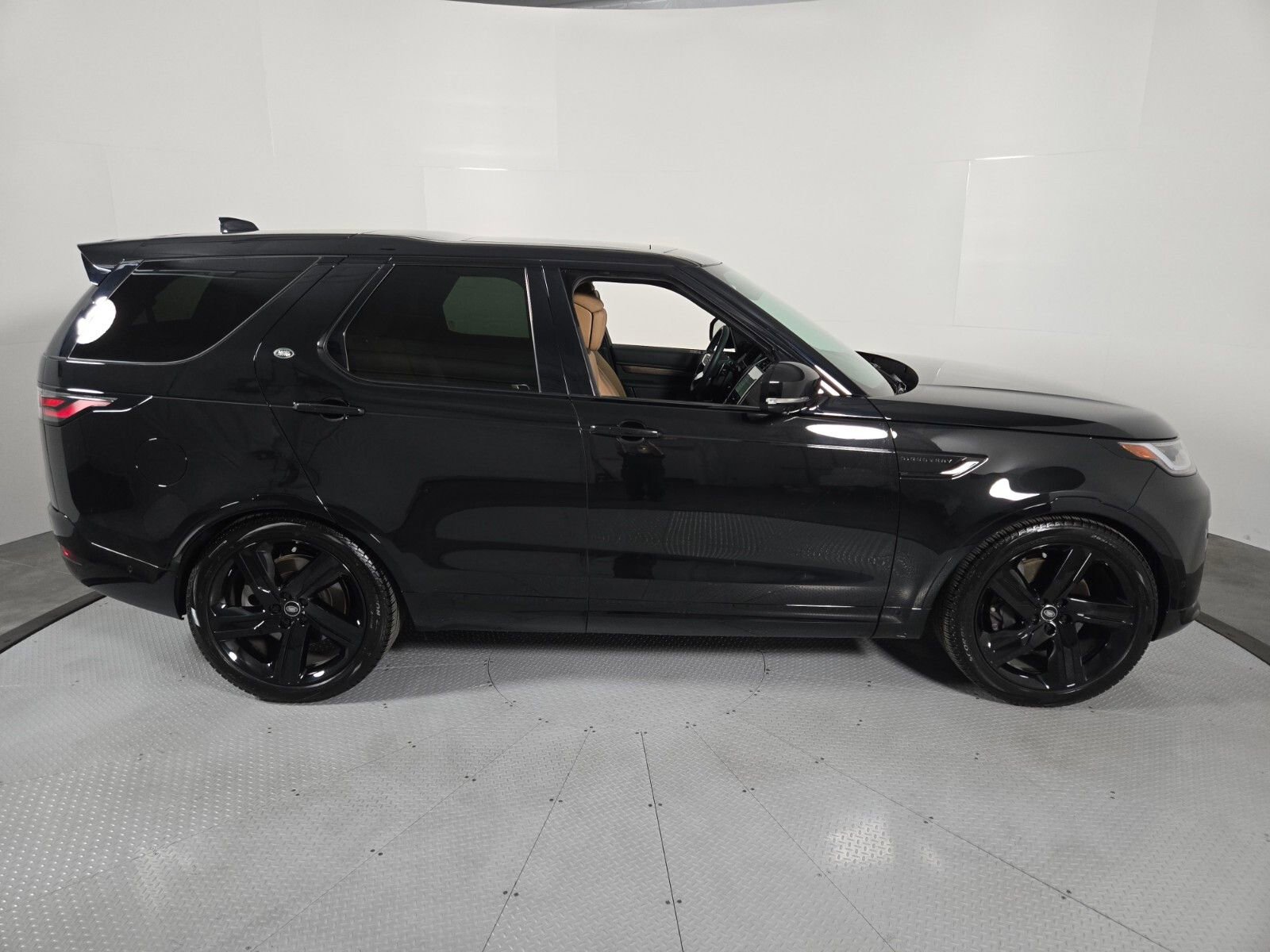 Used 2025 Land Rover Discovery Dynamic SE image 4