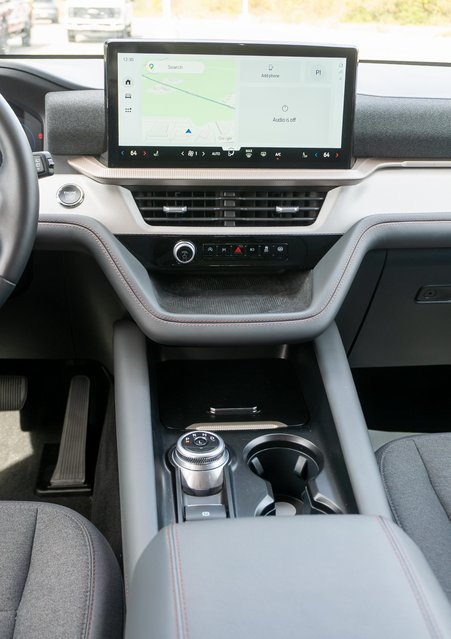 Used 2025 Ford Explorer Active AWD/4WD image 15