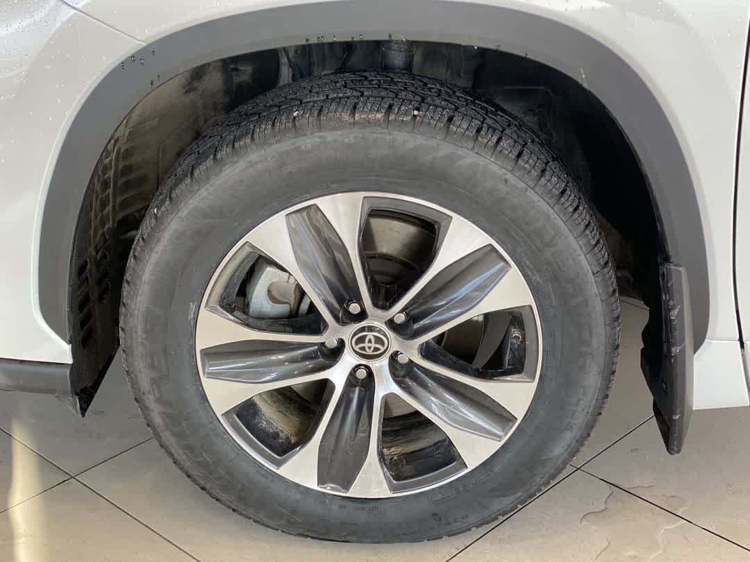 Used 2022 Toyota Highlander XLE AWD/4WD image 13