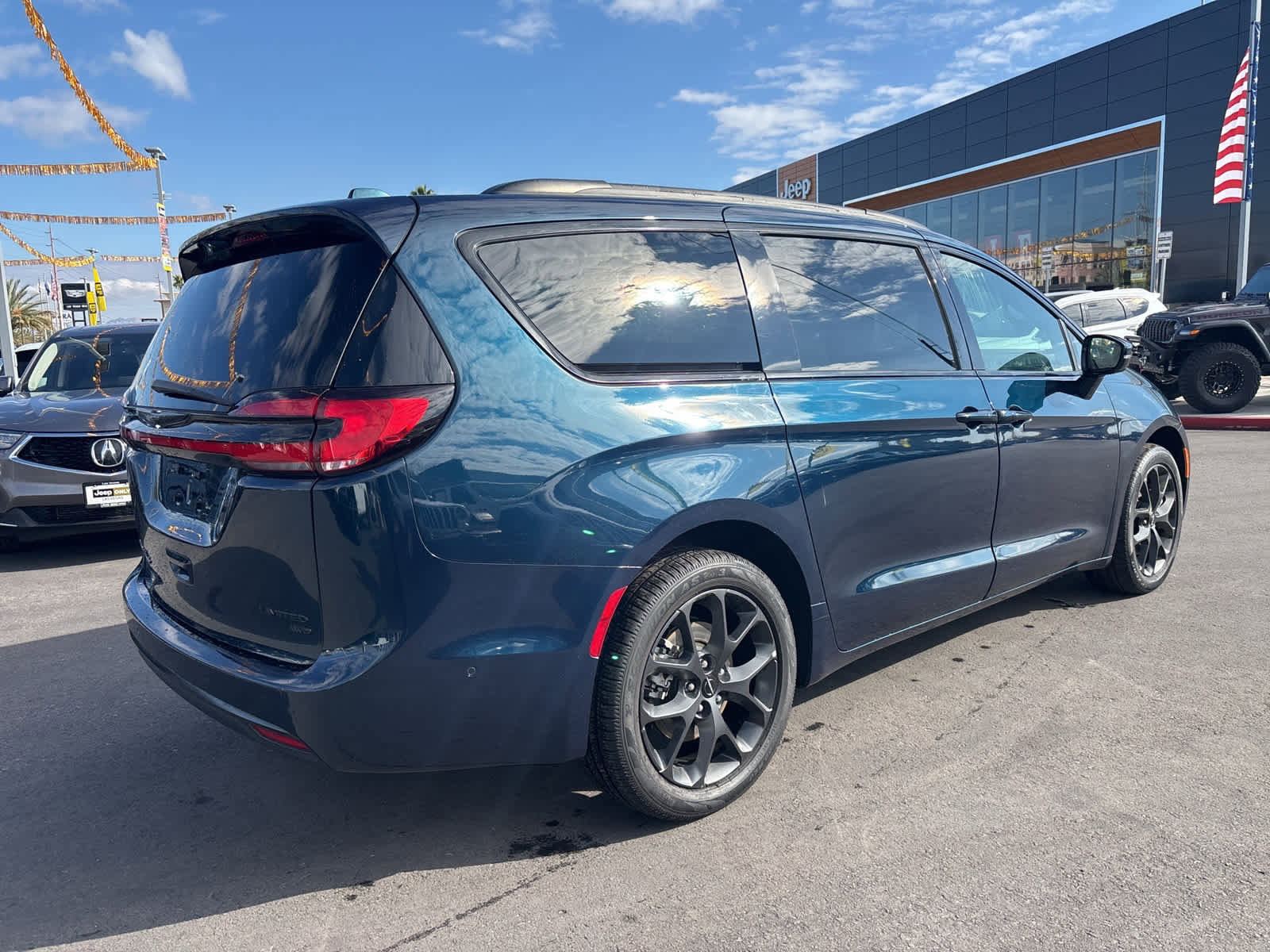 Used 2022 Chrysler Pacifica Limited w/ Uconnect Theater Family Group image 5