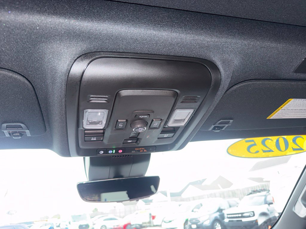 Used 2025 Chevrolet Tahoe High Country AWD/4WD image 32