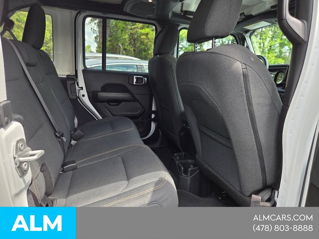 Used 2025 Jeep Wrangler Unlimited Sahara AWD/4WD image 15