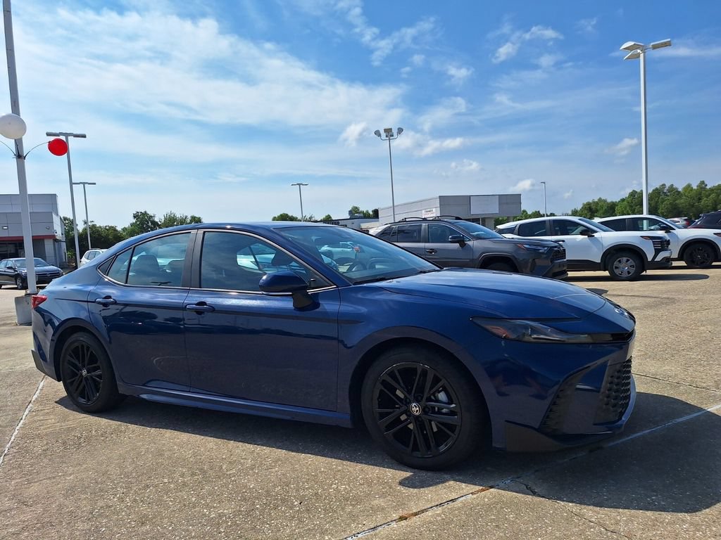 Used 2025 Toyota Camry SE FWD image 3