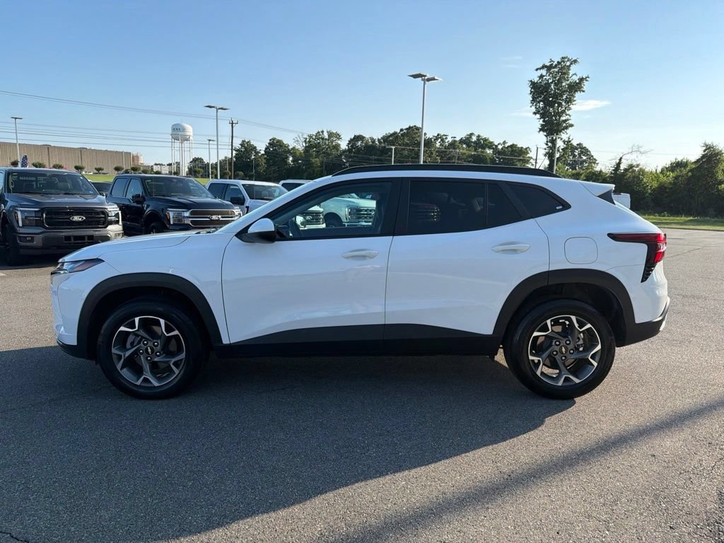 Used 2025 Chevrolet Trax LT FWD image 7