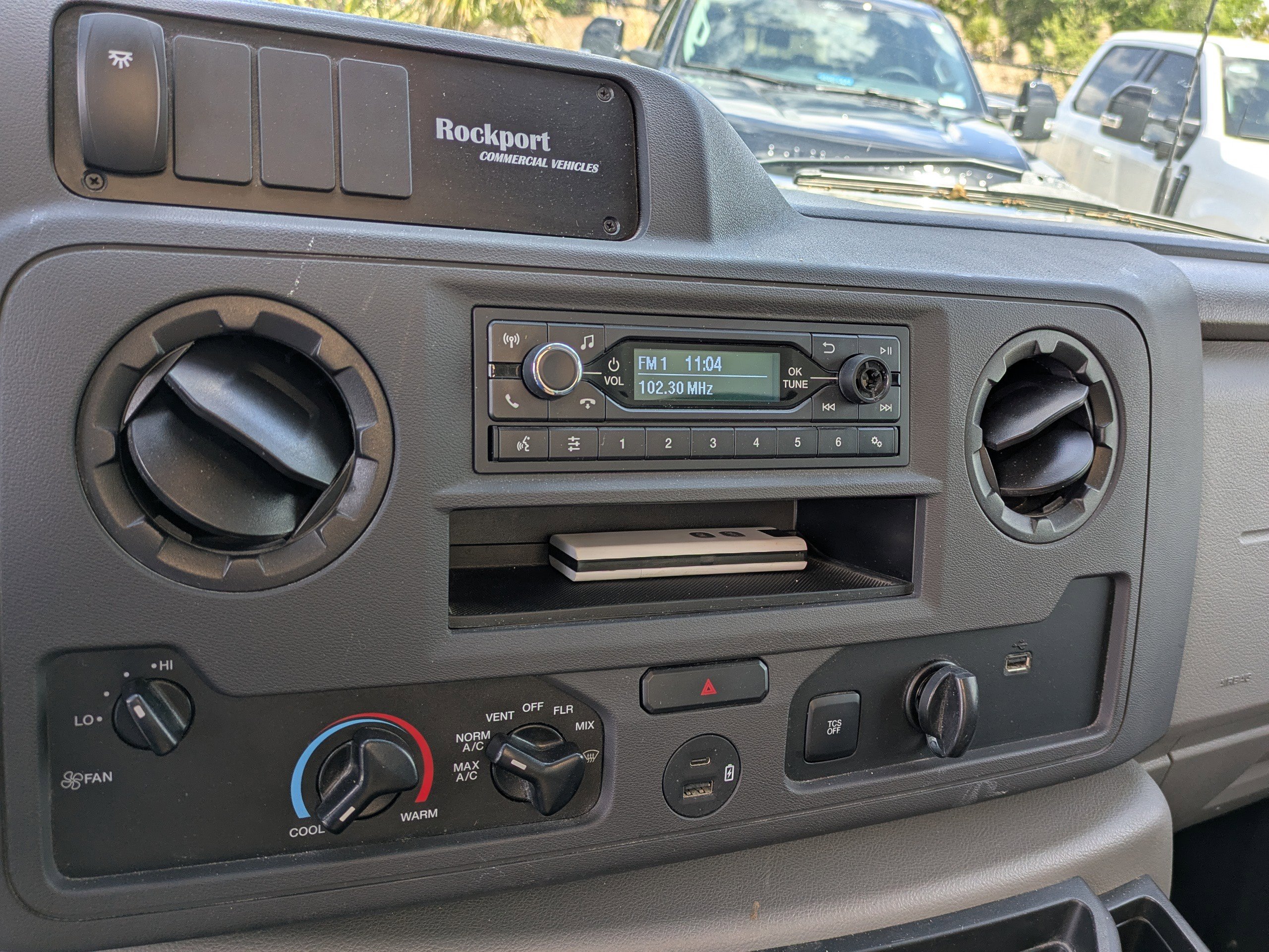 Certified 2023 Ford E-450 and Econoline 450 Super Duty w/ Power Windows & Locks Group RWD image 28