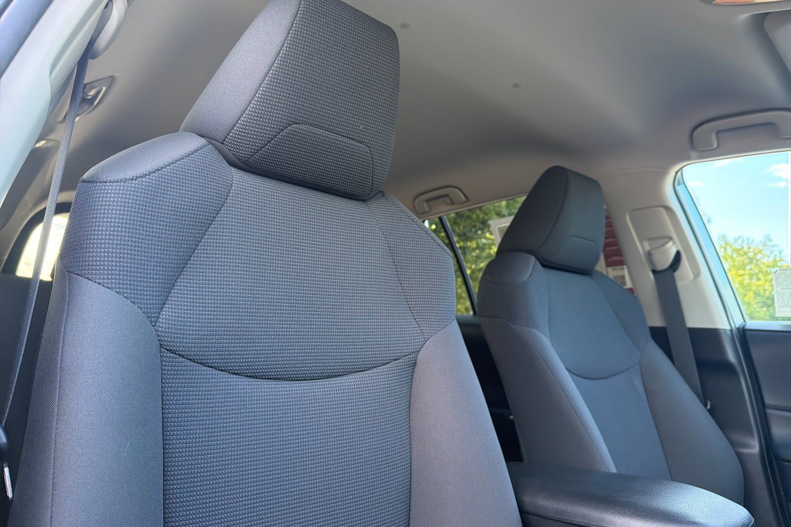 Used 2019 Toyota RAV4 LE w/ Carpet Mat Package FWD image 20