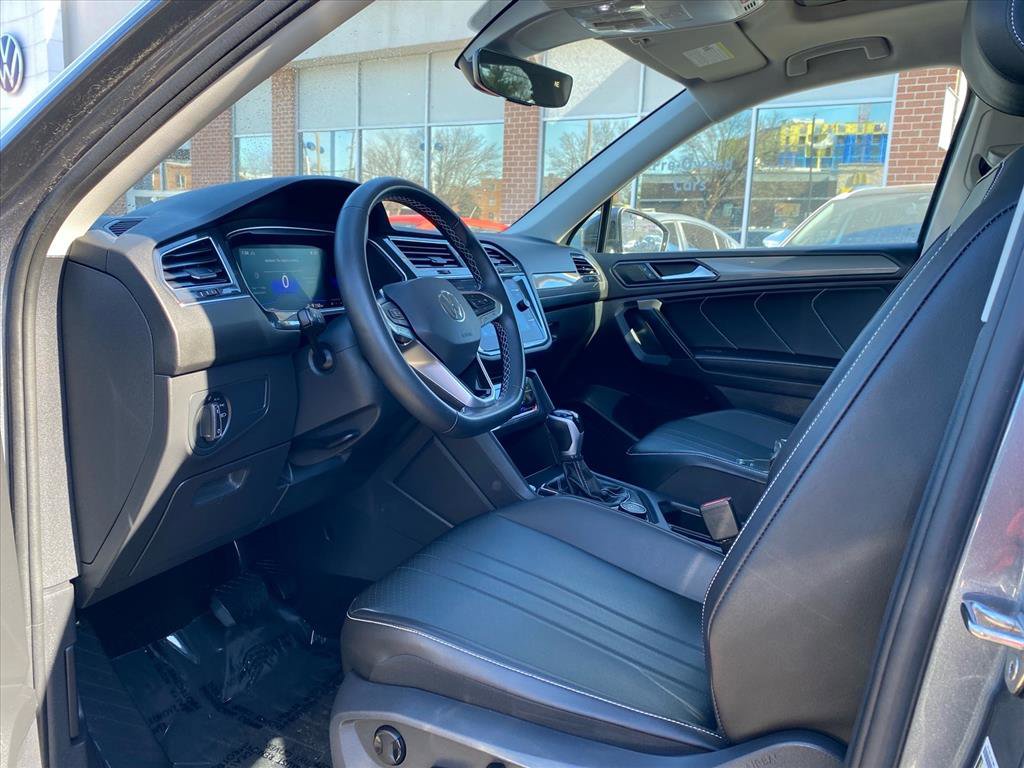 Used 2022 Volkswagen Tiguan SE w/ Panoramic Sunroof Package image 13