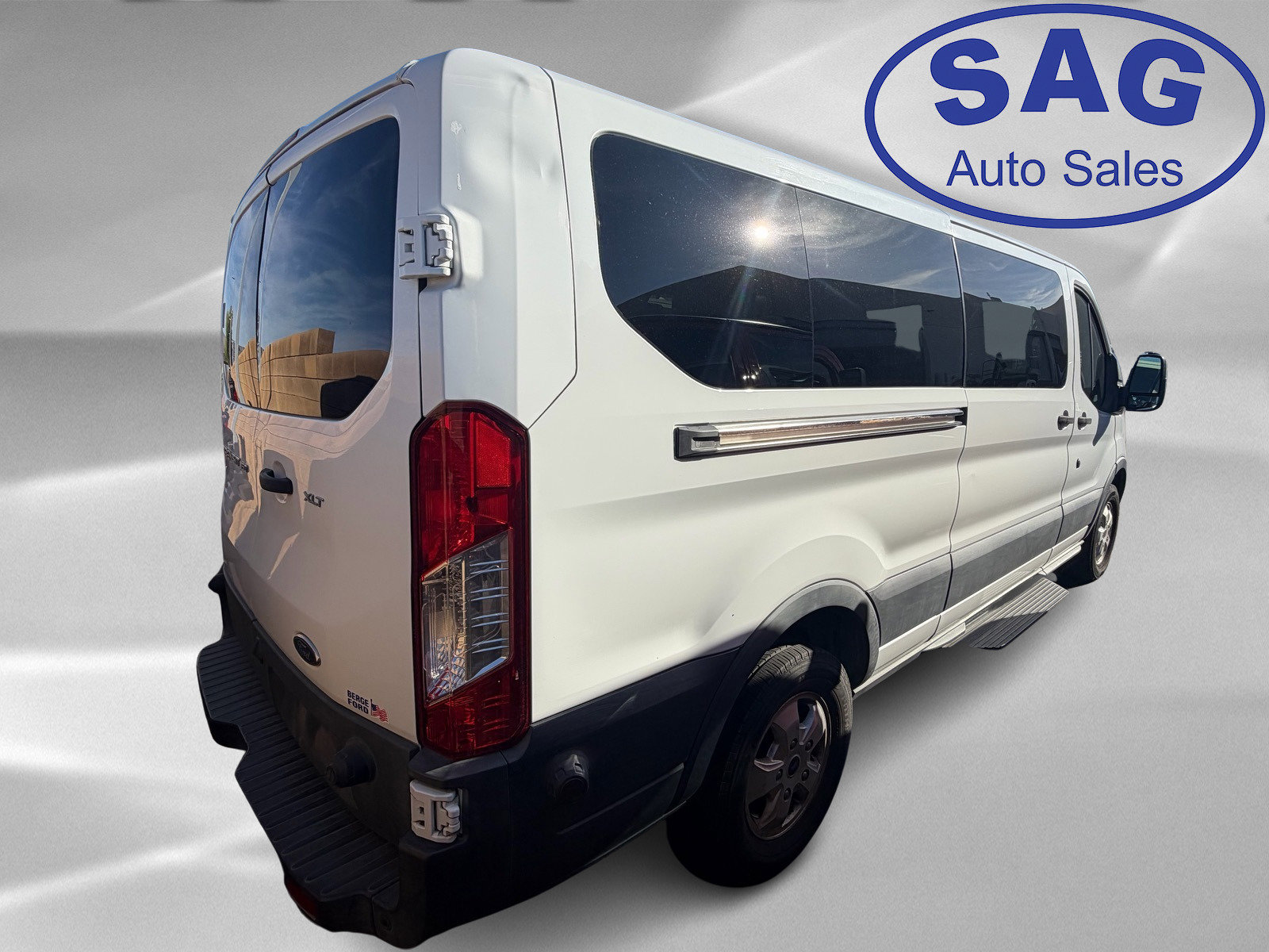 Used 2017 Ford Transit 350 XLT image 3