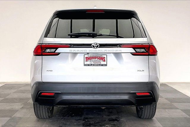 Used 2025 Toyota Grand Highlander AWD image 3