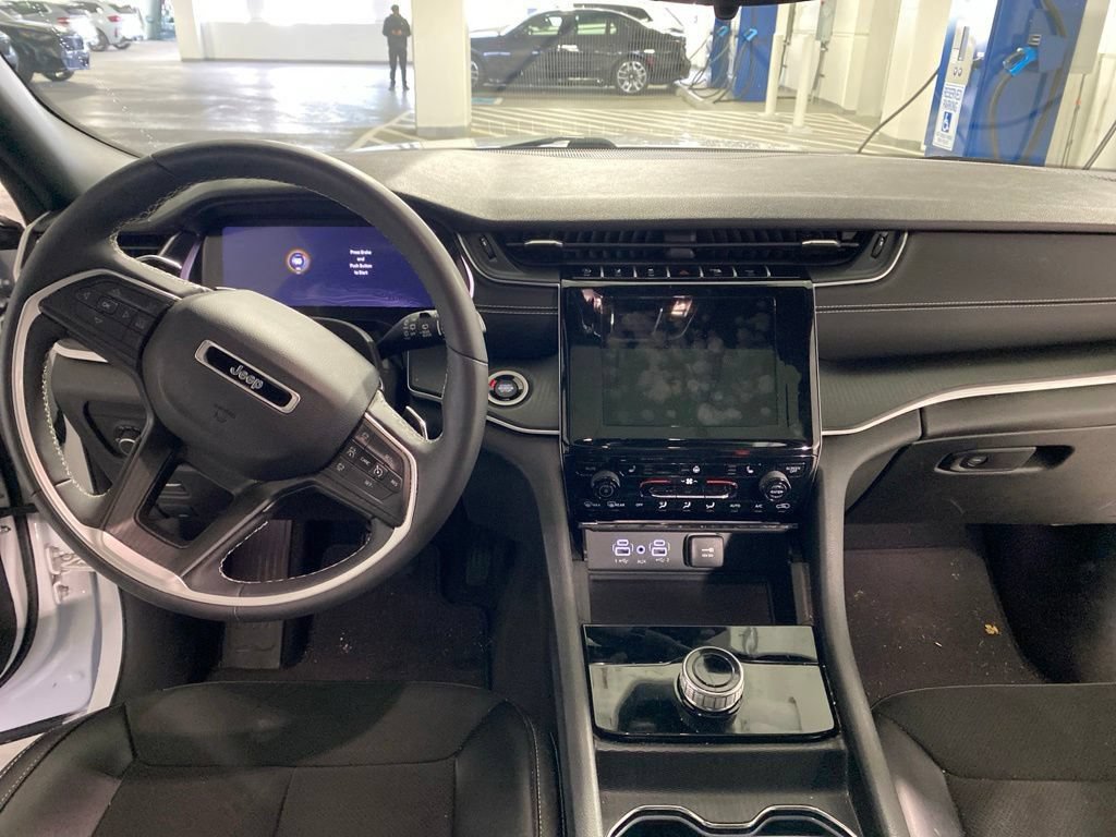 Used 2023 Jeep Grand Cherokee Altitude AWD/4WD image 8