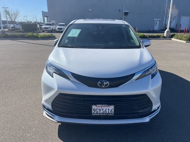 Used 2023 Toyota Sienna XLE image 2