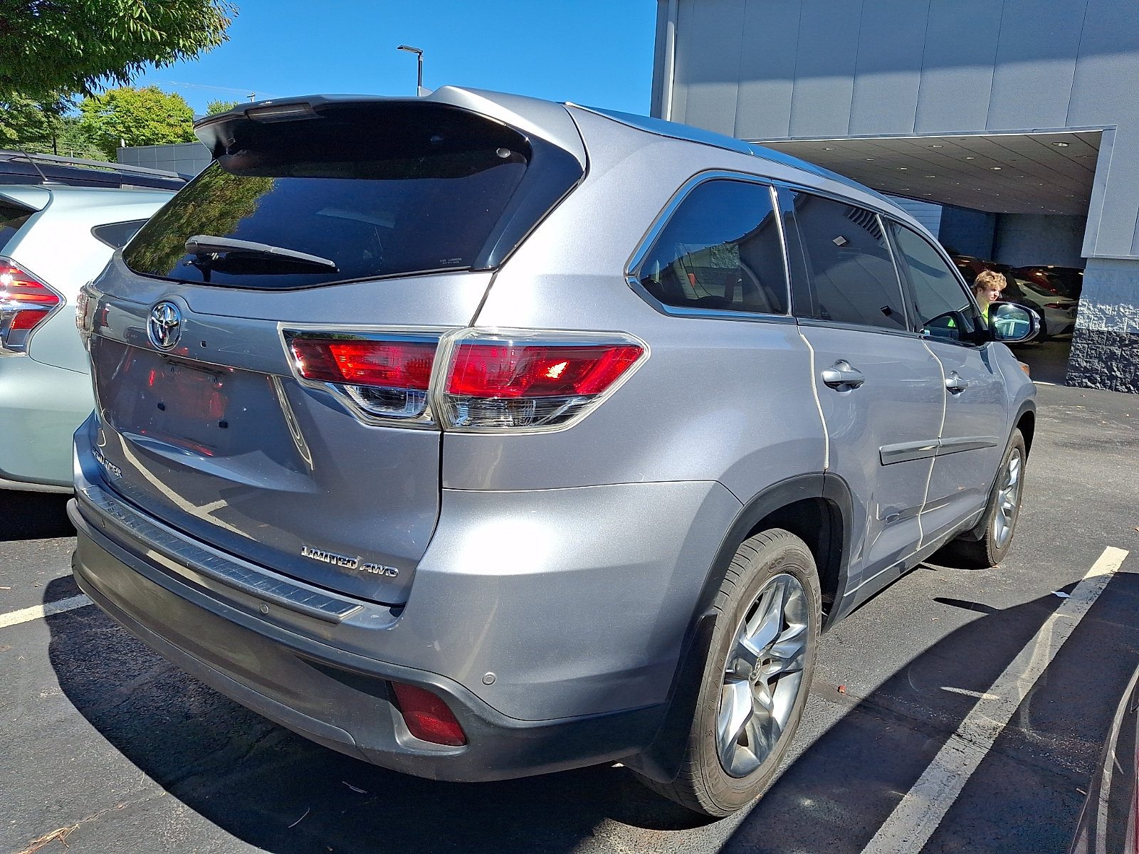 Used 2016 Toyota Highlander Limited Platinum AWD/4WD image 4