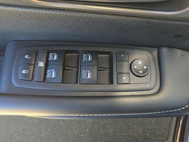 Used 2025 Chrysler Pacifica Select FWD image 32