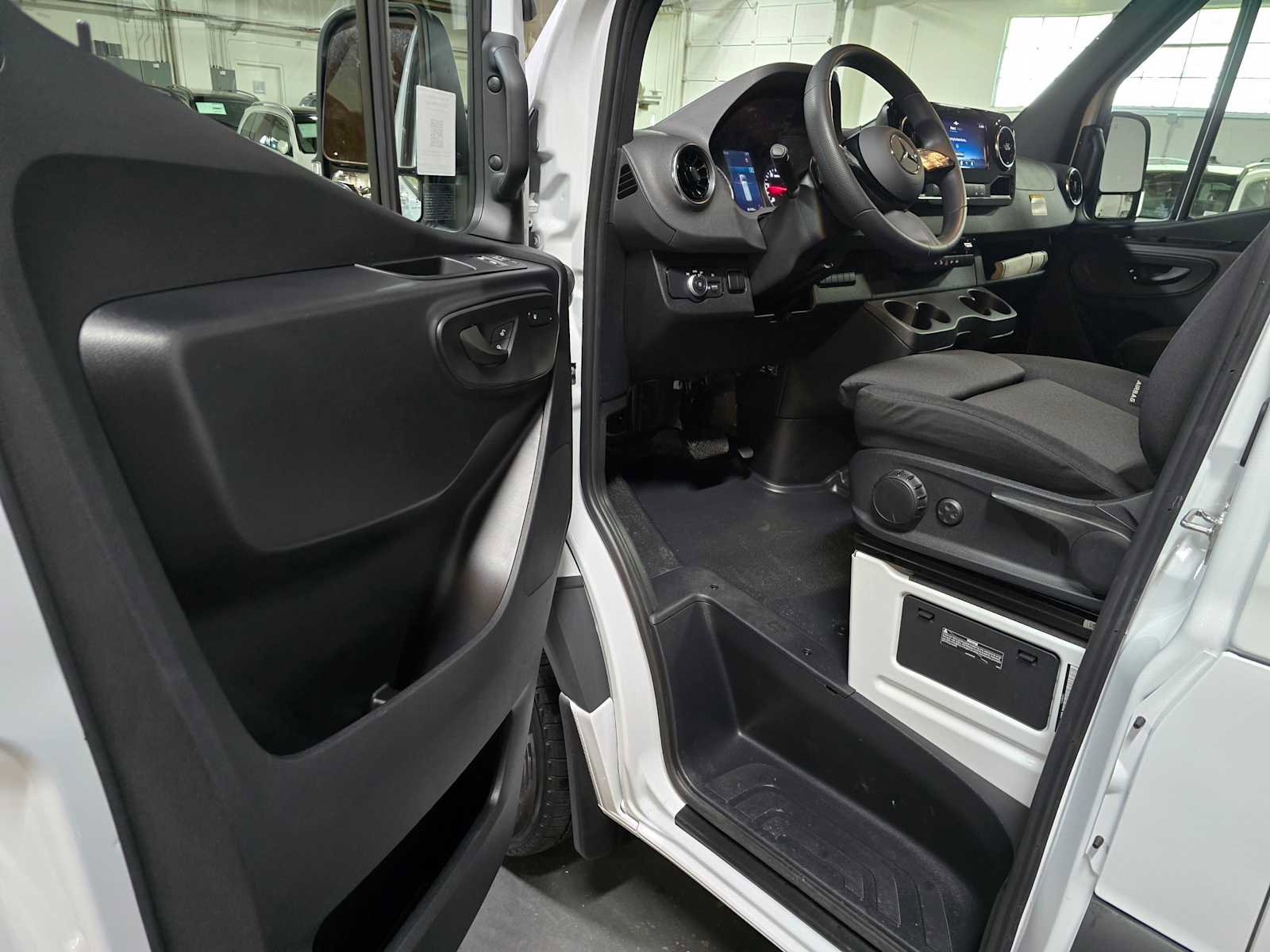 Used 2025 Mercedes-Benz Sprinter 2500 image 23