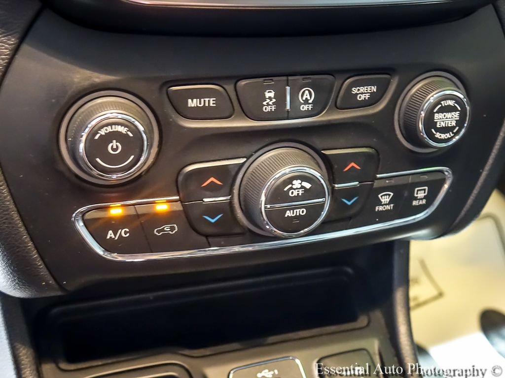 Used 2019 Jeep Cherokee Limited FWD image 19