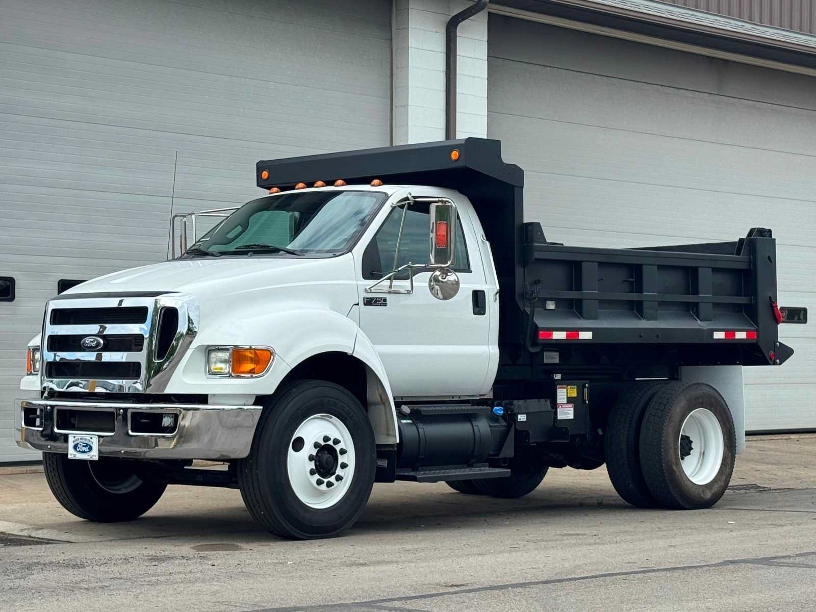 Used 2015 Ford F750 2WD Regular Cab Super Duty image 2