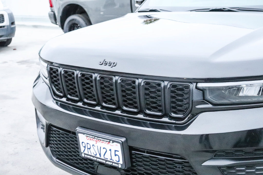 Used 2025 Jeep Grand Cherokee Altitude AWD/4WD image 6