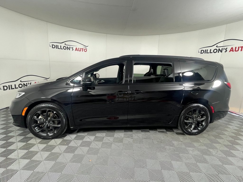 Used 2024 Chrysler Pacifica Limited w/ S Appearance Package image 3
