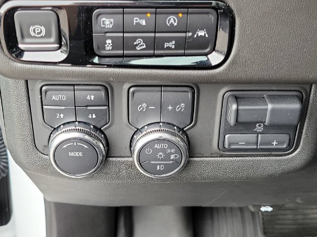 Used 2025 GMC Yukon XL Elevation w/ Elevation Premium Package AWD/4WD image 23