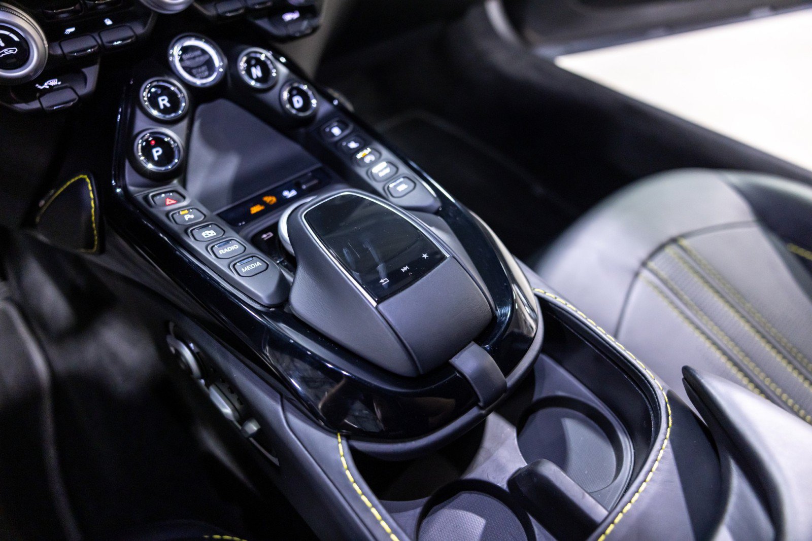 Used 2022 Aston Martin V8 Vantage Coupe RWD image 50