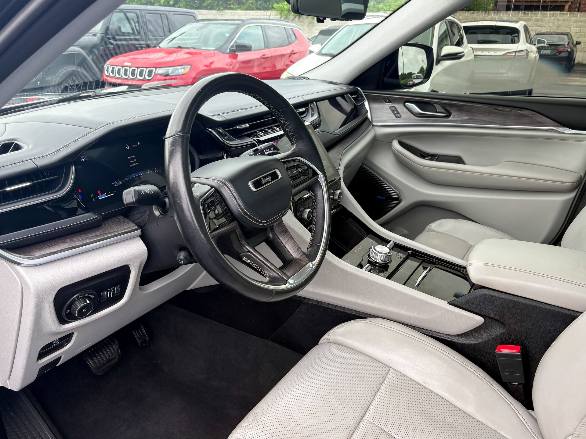 Used 2022 Jeep Grand Cherokee Overland w/ Luxury Tech Group IV AWD/4WD image 24