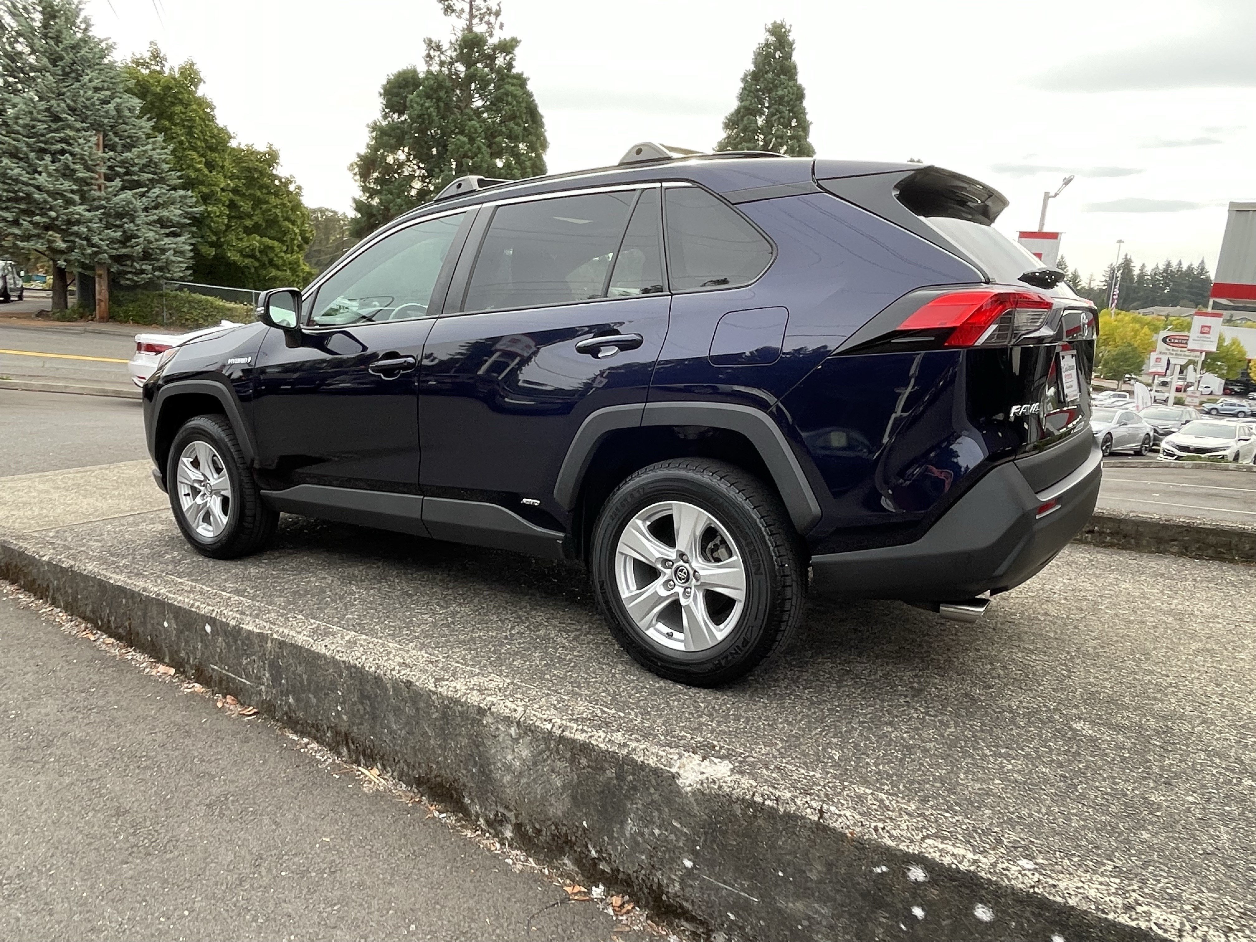 Used 2021 Toyota RAV4 XLE w/ Convenience Package AWD/4WD image 5