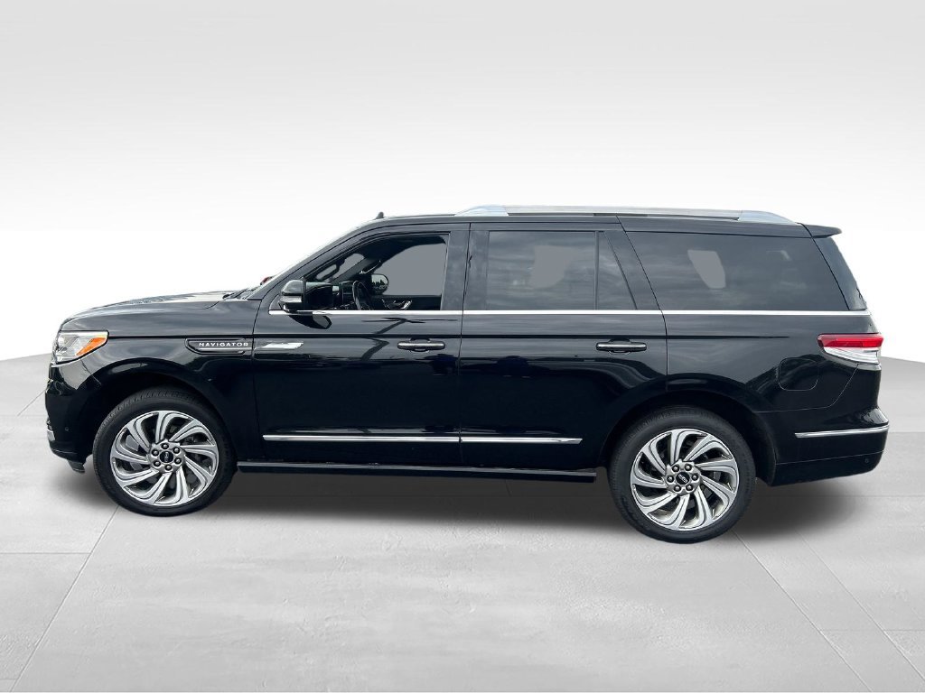 Used 2022 Lincoln Navigator Reserve AWD/4WD image 2