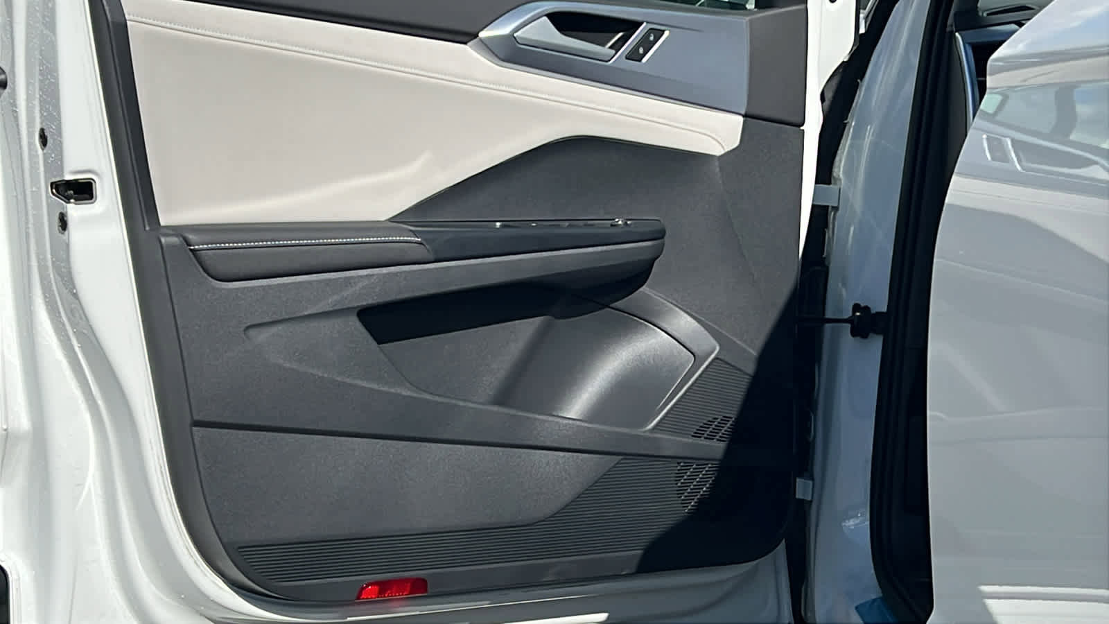 Used 2025 Volkswagen Taos SE image 23