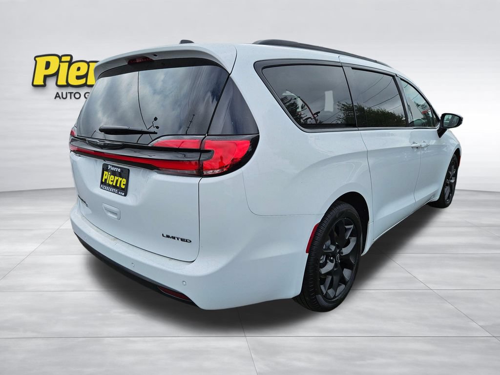 Used 2025 Chrysler Pacifica Limited FWD image 5