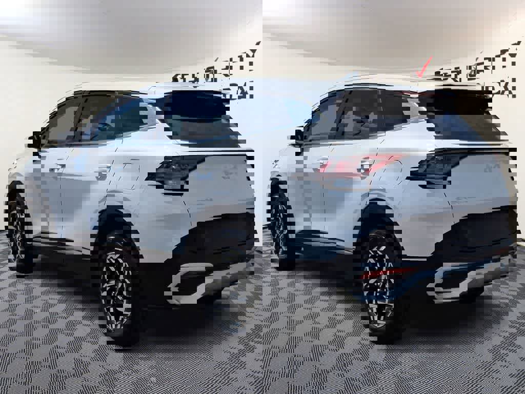 Used 2025 Kia Sportage LX image 6