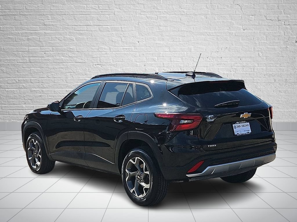 Used 2025 Chevrolet Trax LT w/ Driver Confidence Package FWD image 3