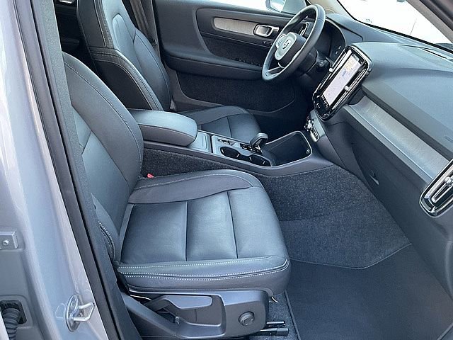 Certified 2025 Volvo XC40 B5 Core image 22