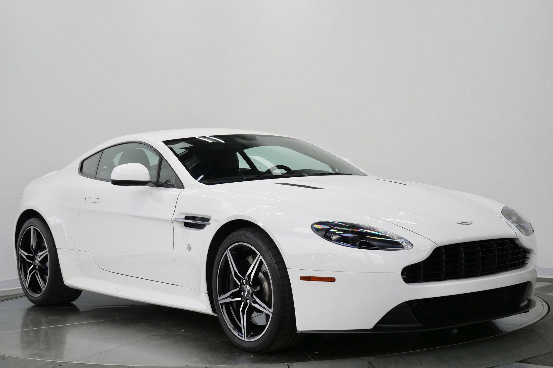 Used 2016 Aston Martin V8 Vantage GT RWD image 3