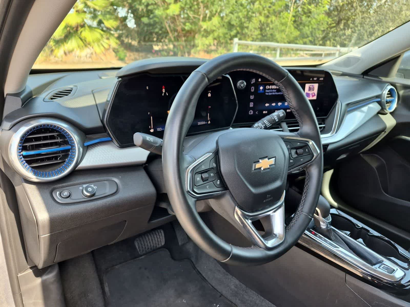 Used 2025 Chevrolet Trax LT w/ LT Convenience Package FWD image 10