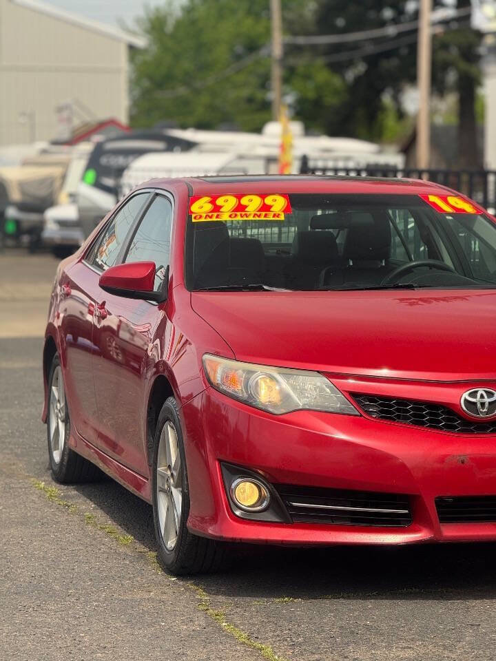 Used 2014 Toyota Camry SE w/ Moonroof Package FWD image 3
