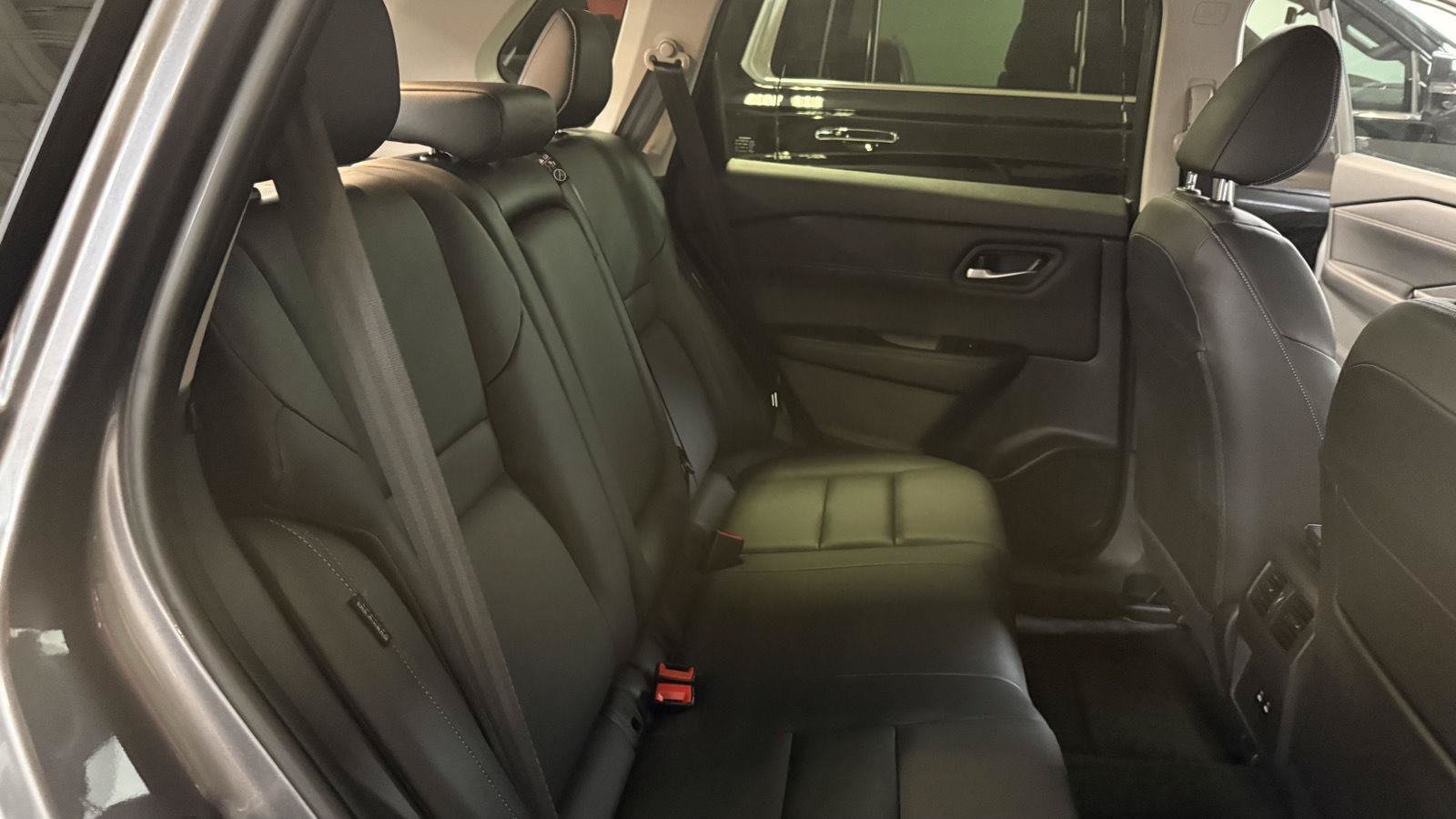 Used 2025 Nissan Rogue SL AWD/4WD image 18