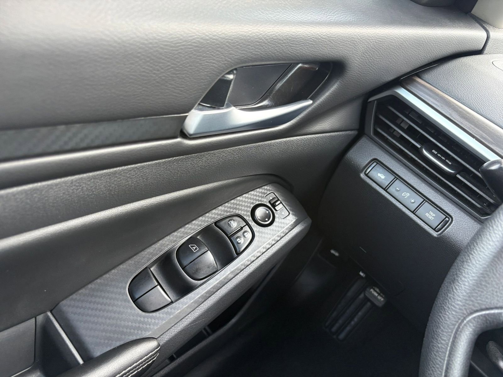 Used 2025 Nissan Altima 2.5 SV image 18