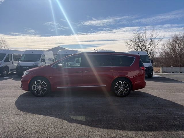 Used 2024 Chrysler Pacifica Pinnacle FWD image 2