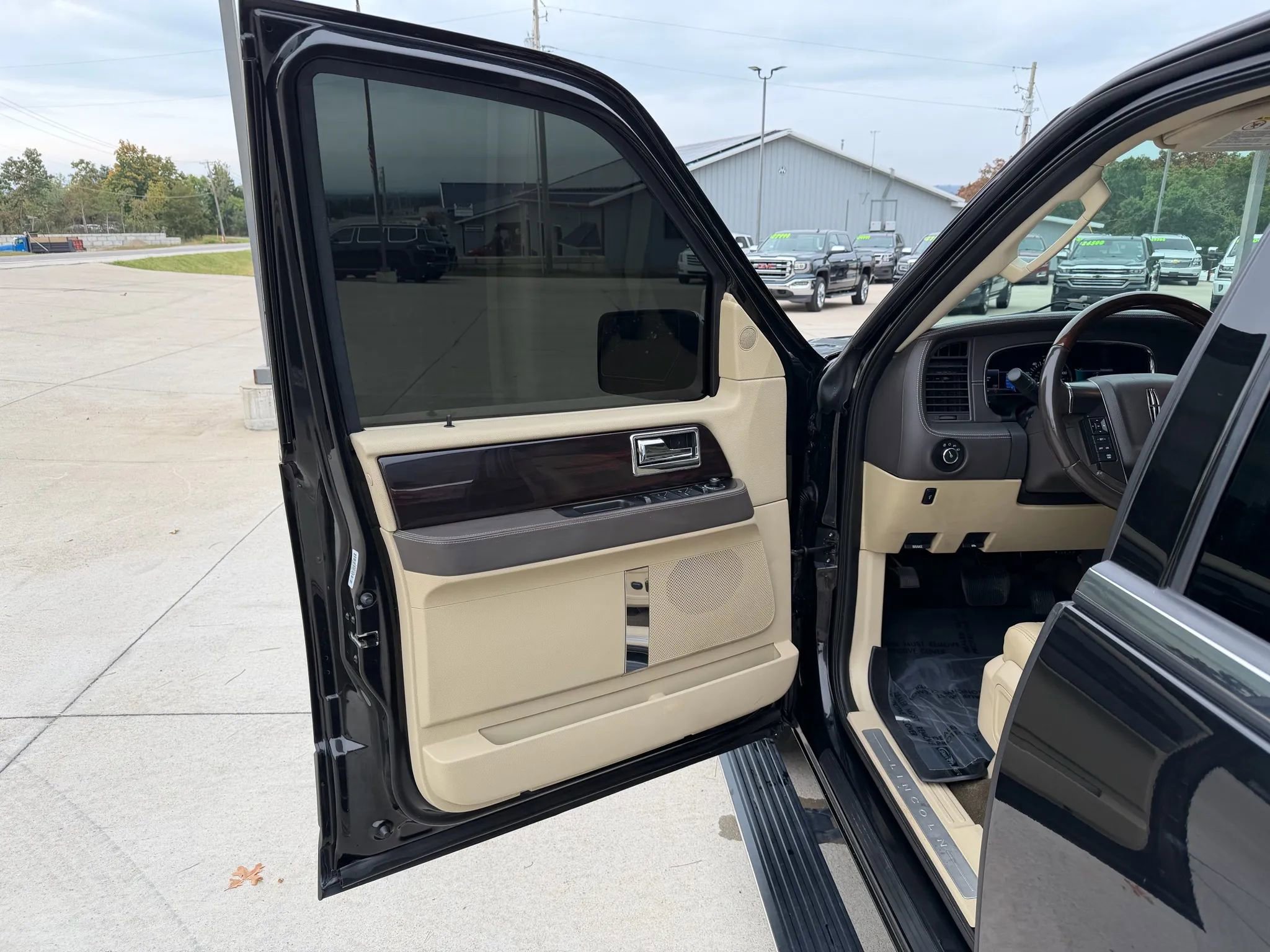 Used 2015 Lincoln Navigator L 4WD w/ Equipment Group 101A Reserve image 13