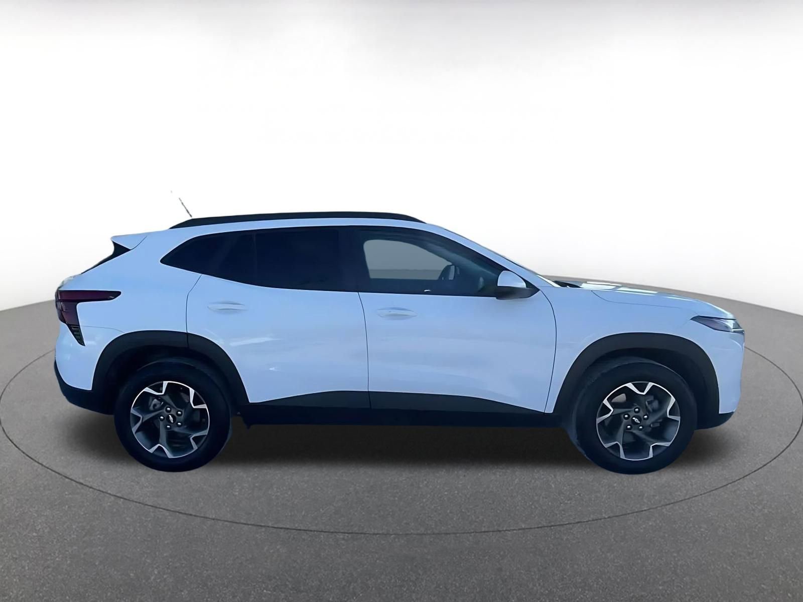 Used 2025 Chevrolet Trax LT w/ LT Convenience Package image 14