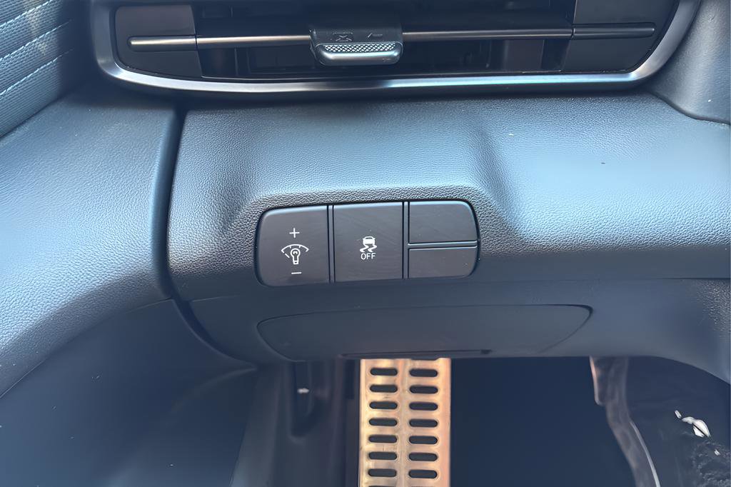 Certified 2025 Hyundai Elantra Sport image 28