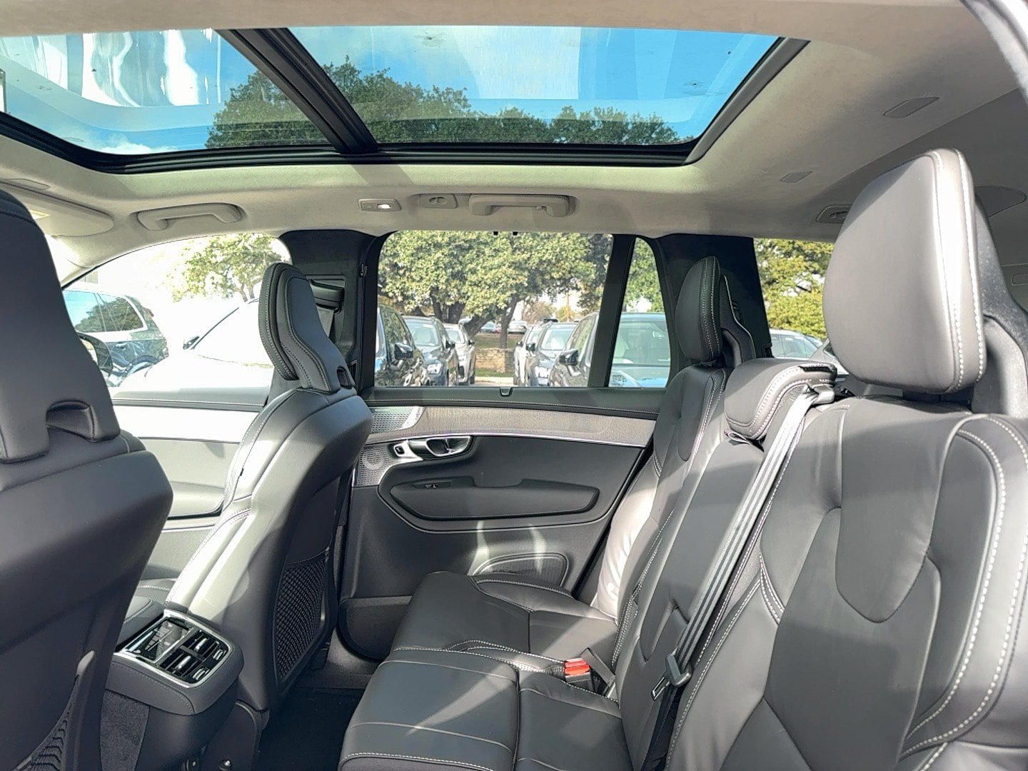 New 2026 Volvo XC90 B6 Ultra w/ Lounge Package AWD/4WD image 13