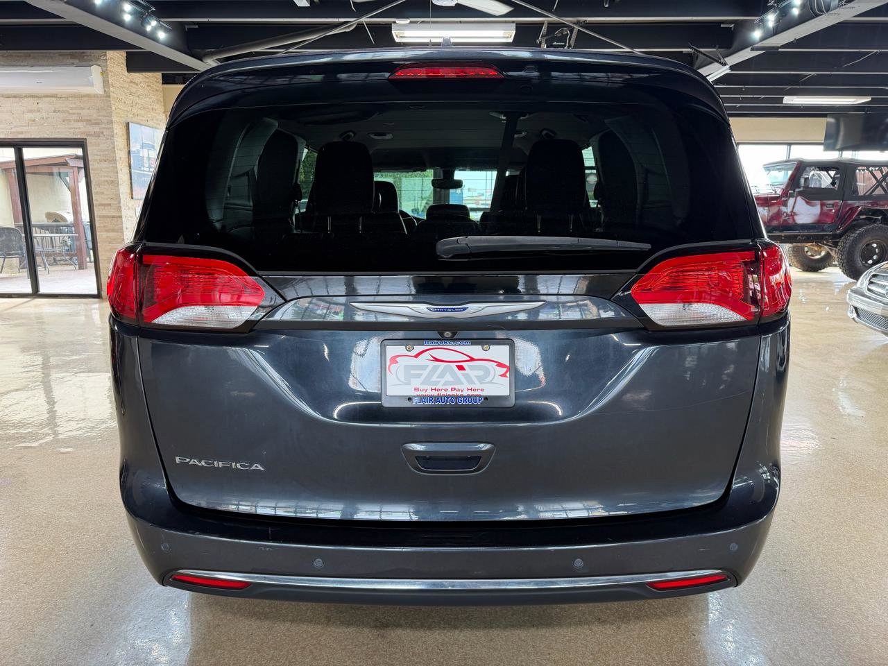 Used 2019 Chrysler Pacifica Touring-L image 6