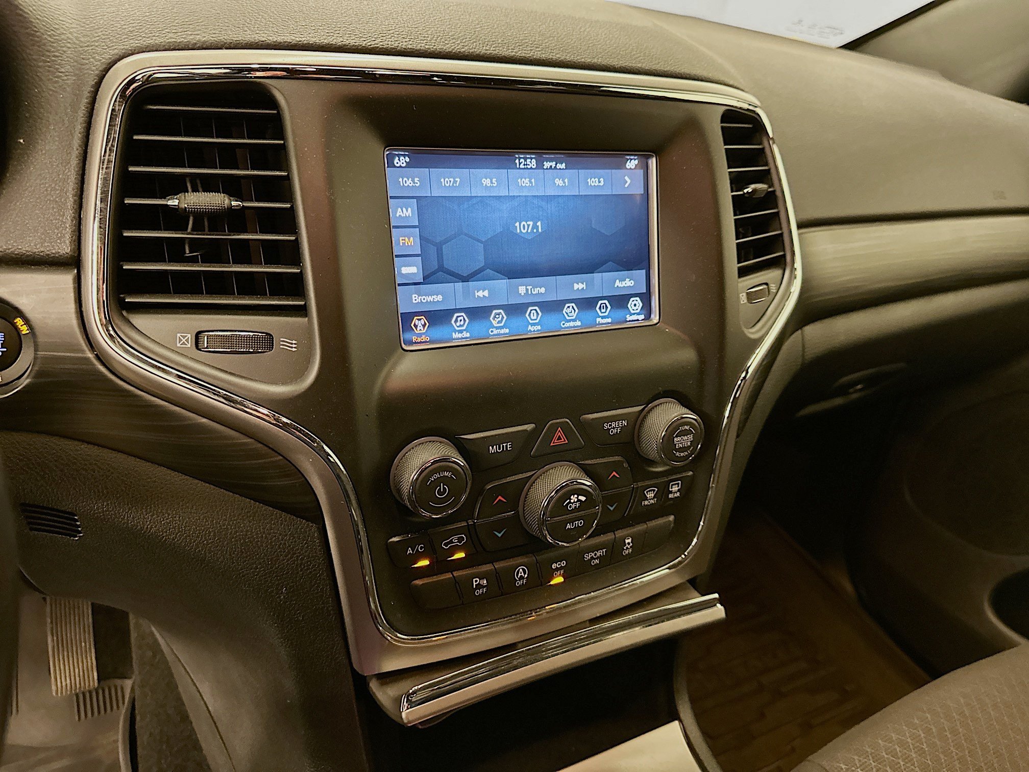 Used 2021 Jeep Grand Cherokee Laredo AWD/4WD image 26