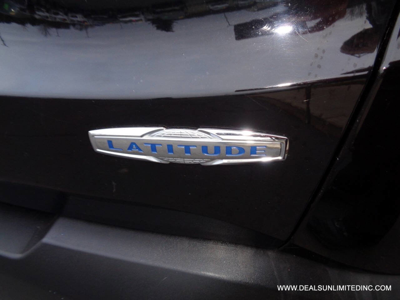 Used 2017 Jeep Renegade Latitude w/ Cold Weather Group image 6