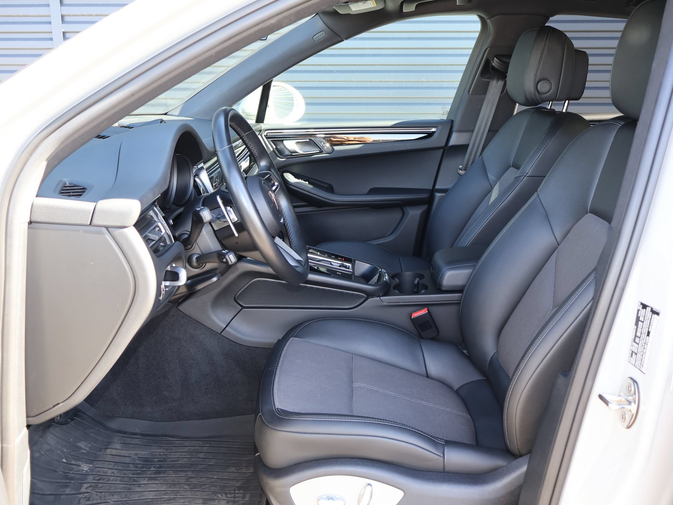 Certified 2024 Porsche Macan AWD/4WD image 5